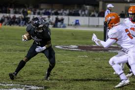 And in at least one photo he is flashing gang signs with a gun next to him. Navarre High Star Dante Wright Decommits From Tulane