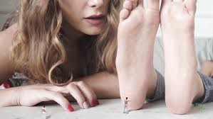 Giantess Roma – The Gift Exchange - XVore Giantess Porn