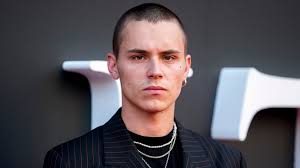 — aron piper's wallpapers♡ like and reblog if u save. Aron Piper Se Dispara Como El Actor De Elite Quiere Hacer Sombra A Ester Exposito El Huffpost Life