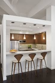 Moderna cocina minimalista en la que se combinan a la perfección los colores blanco y negro. Cocinas Minimalistas Modernas Pequenas De Madera Y Blancas Decoracion De Cocinas Pequenas Fotos De Cocinas Modernas Decoracion De Cocina Moderna