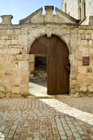 Maison Du Roy Xvie S La Porte Est Datee De 1625 Fait Face A La Chapelle Des Cordeliers Entree De L Office De Tourisme Avec Images Maison Tourisme Office De Tourisme