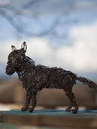 Fimela.com, jakarta jika selama ini kamu hanya melihat patung yang bentuknya dari semen, logam, atau kayu, maka, kini kamu harus melihat bagaimana kerennya patung yang terbuat dari segulungan kawat. Meski Rumit 10 Patung Kawat Ini Bikin Kamu Kepo Cara Bikinnya Lifestyle Fimela Com