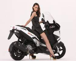 The aprilia sr50 is a scooter built by aprilia. Roller Im Trainingsanzug Die Neuen Aprilia Sr Max 125 Und 300 Magazin