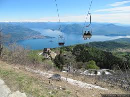Am lago maggiore stürzt die kabine einer seilbahn ab. Mottarone Railcc