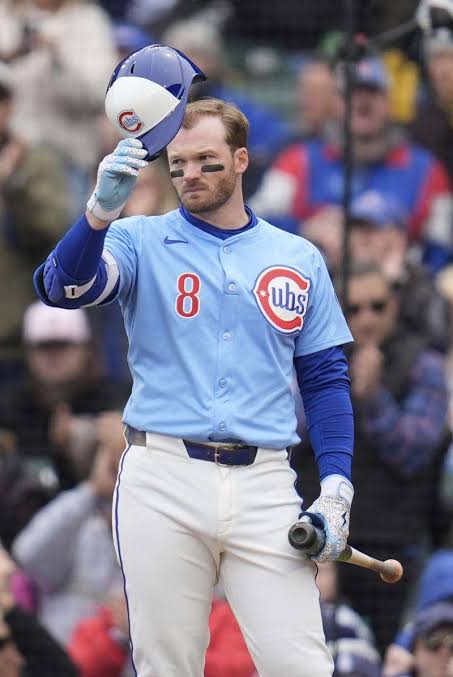 Happ celebrates 1,000th game with impressive diving catch