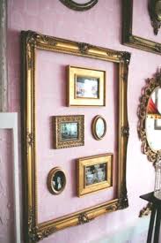 Bilder Im Bild Goldrahmen Gallery Wall Gold Und Violett Galeriewand Bilderrahmen Gold Rahmen Dekorieren