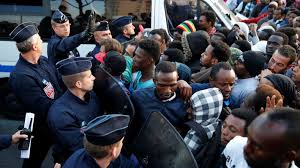 Ces migrants occupaient plusieurs campements autour du centre d'accueil et d'orientation de la porte de la chapelle. Up To 2 500 Migrants Evacuated From La Chapelle Makeshift Camp In Paris Photos Rt World News