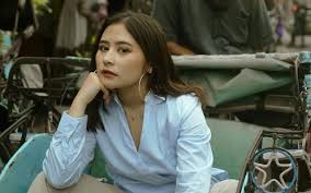 Bahkan meskipun disibukan dengan segudang aktivitas termasuk bermain sinetron, prilly juga sudah memiliki rencana untuk melanjutkan pendidikanny ke jenjang yang lebih tinggi. Prilly Latuconsina Tanggapi Soal Namanya Yang Viral Gara Gara Produk Deodoran