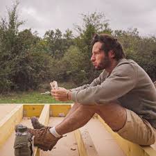 Cela fait un peu plus de 4 mois que j'ai décidé de mettre en pause mon  quotidien de chanteur, pour me consacrer à la construction d'une cabane en  rondins, dans laquelle j'installerai