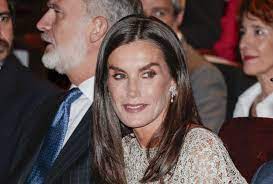 La reina Letizia reaparece radiante tras las fotografías publicadas por  'Hola' - Chic