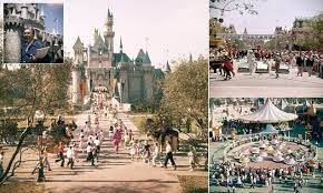 Rare Photos Reveal The Chaos Of Disneyland S Opening Day In 1955 Disneyland Opening Day Disneyland Disneyland California