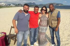 Quando quatro colegas de trabalho se programam para curtir o feriado prolongado em uma casa de praia, as coisas não saem como o planejado e eles se metem em uma grande roubada.ver mais. Sbtpedia Sbt Rio Cariocou Traz Entrevista Com Mauricio Manfrini E Leo Stronda Se Aventura Em Patinacao No Gelo