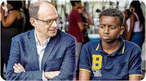 Costretto a trasferirsi in una scuola suburbana, il professor foucault deve affrontare le dinamiche di un luogo di periferia. Attenti Il Professore Cambia Scuola Olivier Ayache Vidal Presenta La Sua Opera Prima Le Grands Esprits Nelle Sale Dal 7 Febbraio Ho Passato Due Anni Dentro La Classe Di Una Scuola Alla Periferia