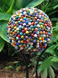 Lavendelöl können sie ganz einfach selber machen. 90 Deko Ideen Zum Selbermachen Fur Sommerliche Stimmung Im Garten Upcycling Fur Den Garten Garten Design Gartenkugeln