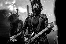 Eva jinek is wel benieuwd of ryanne van dorst graag drinkt, een vraag waarop ze het antwoord eigenlijk wel weet. Ryanne Van Dorst Und Dool Ich War Ein Sehr Wutender Mensch Woxx