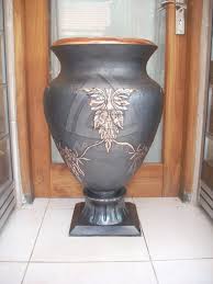 Vas bunga, guci, kendi, piring, dan masih banyak lagi. Gambar Sketsa Vas Bunga Dari Tanah Liat