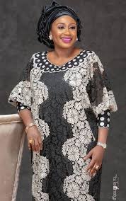 Model de robe pagne avec dentelle. 350 Idees De Dentelles En 2021 Mode Africaine Mode Africaine Robe Robe Africaine