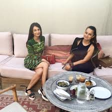 Bbc'nin ünlü sunucusu yalda hakim, afganistan'daki son gelişmeleri izleyicilere aktardığı sırada suhail shaheen tarafından arandı. Yalda Hakim On Twitter Missing Good Coffee People Watching And The Compang Of Family Lockdown Stayhome