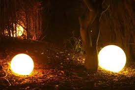 Kugelleuchten mit led lampen zeichnen sich durch einen geringen led kugelleuchte aussen 50 cm led kugellampe aussen innen gartenleuchte leuchtkugel garten akku. Kugellampen Fur Den Garten In Verschiedenen Durchmessern