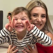 Babysitter Nora (24) available in Firenze via Sitly