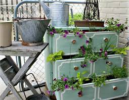 48 Pots De Fleurs En Objets De Recup Pour En Decorer Le Jardin Decoration Jardin Deco Jardin Pot De Fleurs