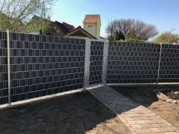 Zaun Und Toranlage Fur Den Privaten Garten Mehr Privatsphare Durch Sichtschutz Zaun Sichtschutz Sichtschutzzaun Garten Zaun