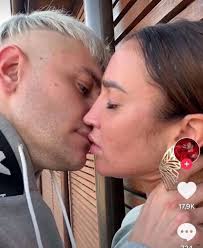 Давид закопал любимую в белый песок. Olga Buzova I David Manukyan Prodemonstrirovali Strastnyj Poceluj V Klipe Mandarinka Vokrug Tv