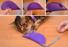 18 Jouets Faits Maison Pour Votre Chat Ou Chien En 2020 Chien Chat Jeux Pour Chat Diy Chat