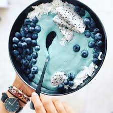Bol De Yaourt Aux Fruits Et Granola En 2020 Nourriture Nourriture Delicieuse Cuisine Et Boissons