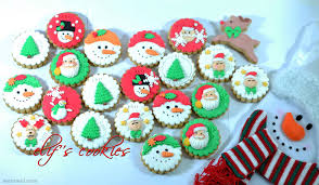 Peppermint candy christmas cookies (with step by step decorating tutorial) this set of classic christmas cookies requires only 4 colors (red, green, white and blue) and yet it's one of my favorite sets! 10 Best Christmas Cookie Designs And Decoration Ideas For You