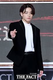 Fotos aus dem winterpackage 2020. Jungkook Times Auf Twitter Jungkook 2020 Tma Red Carpet Cute Heart And Wink
