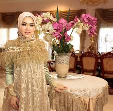 Sosok aisyahrini memang lebih dikenal sebagai adik dan manajer dari syahrini. 17 Syahrini Ideas Fashion Hermes Kelly Birkin Batik Dress Modern