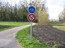 Ensemble De Panneaux Signalisant Une Piste Obligatoire Pour Les Cycles Et Interdite A T Panneaux De Signalisation Routiere Panneau Signalisation Piste De Danse