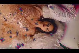 Les hommes ne font pas tout dans la vie. Selena Gomez Devoile Le Clip De Sa Chanson Rare