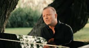 54enne, il prossimo 24 febbraio, nasce sotto il segno dei pesci. Gigi D Alessio Domani Vedrai Il Nuovo Singolo Da Oggi In Radio Il Mattino It