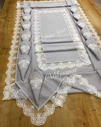 Runner örtü modelleri arasında özel akşam yemeklerinde masalarda yerine alan şık ürünler, günlük örtü çeşitleri, balkon ve bahçe masalarına uygun üretilen renkli modeller, dekoratif örtüler ve takım halinde satılan setler yer alır. Fotograf Aciklamasi Yok Dikis Yorgan Takimi Ortuler