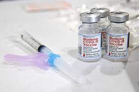 Apr 10, 2021 · las investigaciones que pfizer y moderna realizaron se llevaron a cabo antes de que surgieran nuevas cepas del coronavirus, por lo que anunciaron que están trabajando para actualizar sus vacunas, además de diseñar una posible vacuna de refuerzo para hacer frente a las nuevas versiones del virus. Vacuna De Moderna Para El Covid 19 Protege Contra Variantes