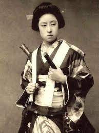 Guerriero giapponese che porta strumentazione specifica durante il festival della via nel giappone in un. 5 Famose Onna Bugeisha Le Donne Samurai Piu Famose Del Giappone Caffebook