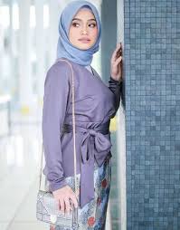 Ude, 30, melafazkan talak satu terhadap intan liana, 33, jam 9.50 pagi dihadapan hakim syarie mahkamah rendah syariah gombak timur, shaiful azli jamaludin. Intan Liana Bengang Masih Dikaitkan Dengan Bekas Suami