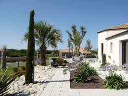 Jardin moderne en berne ! Amenagement D Un Jardin Moderne En Vendee Jardin Contemporain Jardin Mediterraneen Jardin Moderne