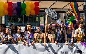 Jun 26, 2021 · die mischung war wieder bunt und laut, mindestens ebenso viel party wie demonstration. So Bunt Und Politisch War Der 41 Christopher Street Day In Berlin