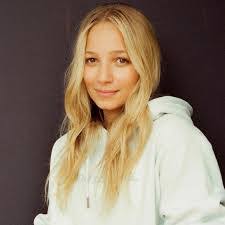 Mindy Morin's Instagram, Twitter & Facebook