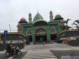 Itu bisa dilihat dari arsitektur lama yang membuat masjid ini punya ciri. Megahnya Perpaduan Timur Tengah Dan Majapahit Di Masjid Agung Al Fattah Halaman 2