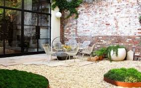Pflanzgefasse Im Garten 56 Ideen Fur Eine Kunstvolle Gartengestaltung Stadthaus Garten Innenhof Patio Garten