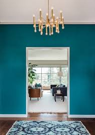 Wand Streichen In Farbpalette Der Wandfarbe Blau Wohnzimmerfarbe Farbgestaltung Wohnzimmer Wande Streichen