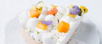 La Pavlova Aux Fruits Exotiques D Helene Darroze Pavlova Fruits Exotiques Dessert