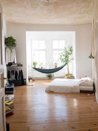 Grossraumiges Wg Zimmer Mit Einer Hangematte Im Erker Wg Zimmer Erker Hangematte Wg Zimmer Wohnung Zimmer