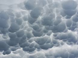 Mammatus (also called mamma or mammatocumulus, meaning mammary cloud) is a cellular pattern of pouches hanging underneath the base of a cloud, typically a cumulonimbus raincloud, although they may be attached to other classes of parent clouds. Wolken Mammatus Mammatuswolke Kostenloses Foto Auf Pixabay