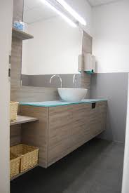 Sie suchen ein gutes angebot für badezimmer holzmöbel? Holz Badezimmer Mit Grossem Spiegel Und Glas Badezimmer Mobel Badezimmer Holz Badezimmer