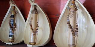 Angklung memiliki bahan dasar dai bambu dan cara memainkannya adalah dengan digoyangkan. Daftar Alat Musik Tradisional Di Indonesia